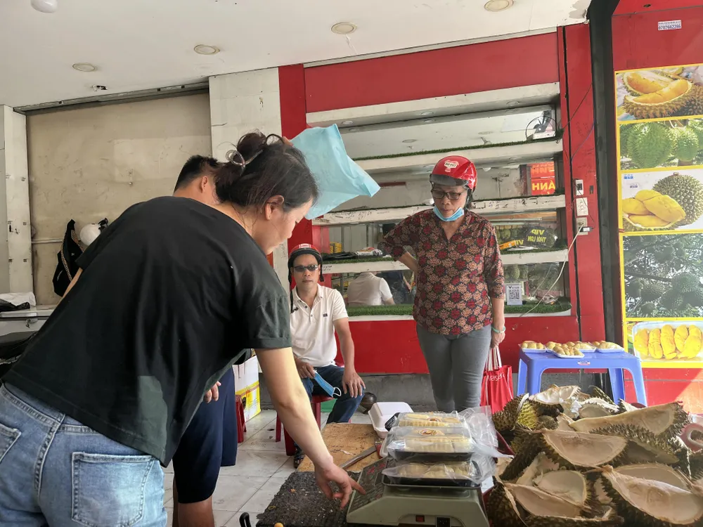 Tranh mua để xuất sang Trung Quốc đẩy giá sầu riêng tăng vọt ảnh 1