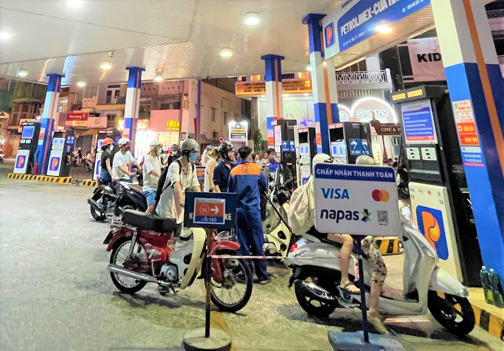 Sở Công Thương các tỉnh thành giám sát không để xảy ra cửa hàng xăng nghỉ bán không lý do. ẢNH: TÚ UYÊN