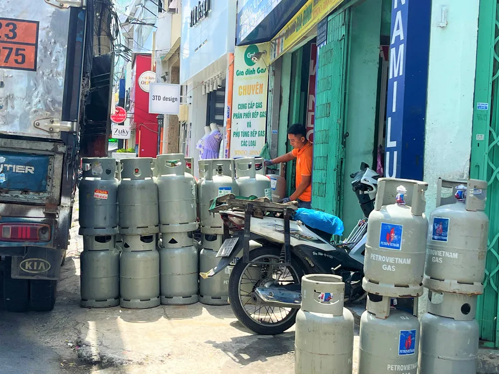 Nhiều công ty gas tăng giá 33.000 đồng/bình 12kg. ẢNH: TÚ UYÊN