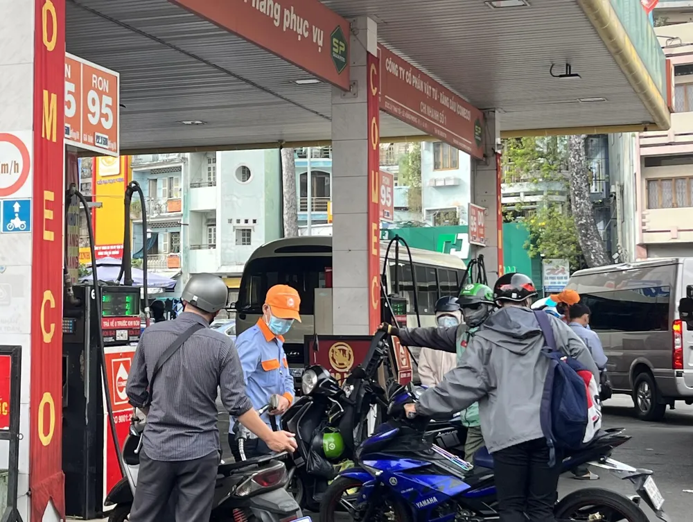 Quản lý thị trường phối hợp kiểm tra đột xuất hoạt động kinh doanh xăng dầu ảnh 1 Quản lý thị trường phối hợp kiểm tra đột xuất hoạt động kinh doanh xăng dầu ảnh 1