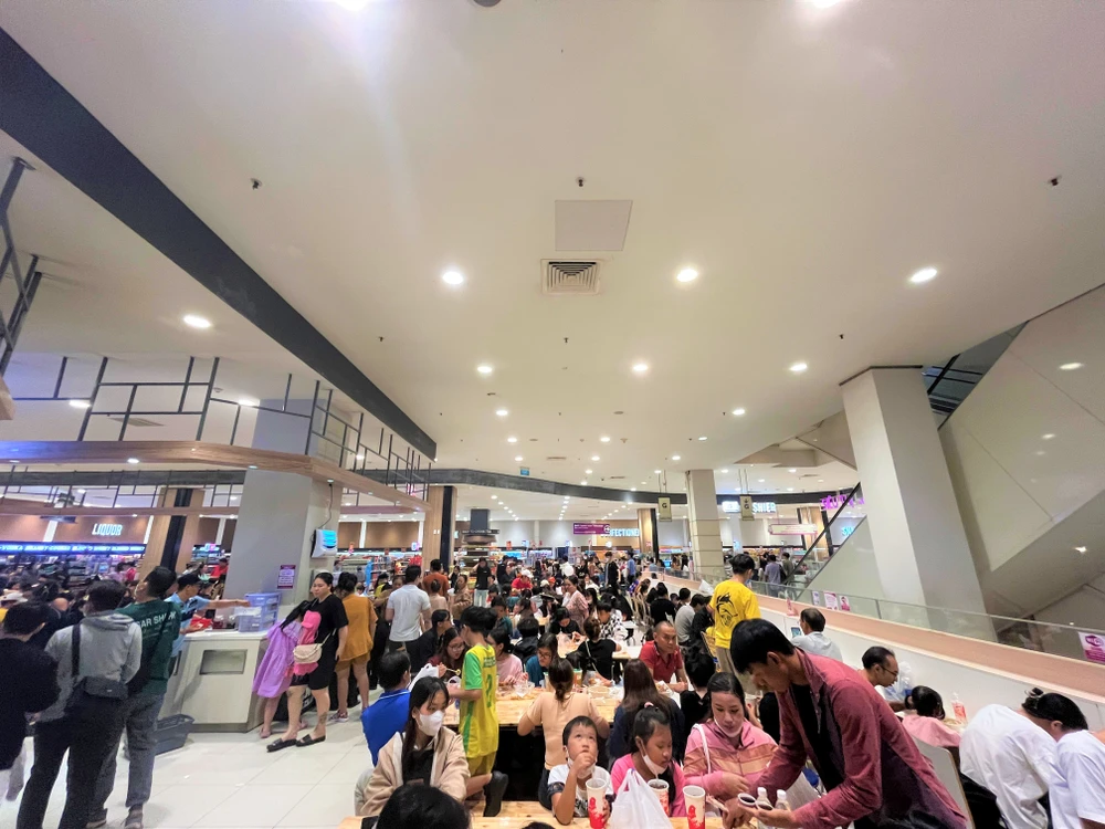 Người dân có thể mang thức ăn mua sẵn đến khu vực dành riêng dùng ngay tại chỗ