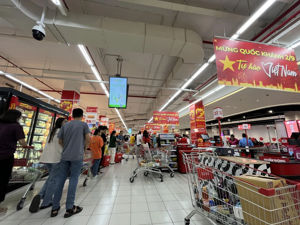 Lễ 2-9: Người dân kéo đến các siêu thị vui chơi, ăn uống ảnh 6