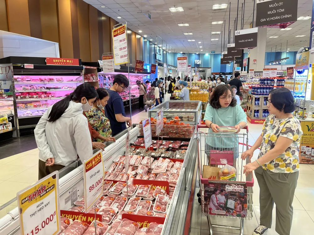 Bên trong siêu thị, người tiêu dùng mua sắm như những ngày cuối tuần