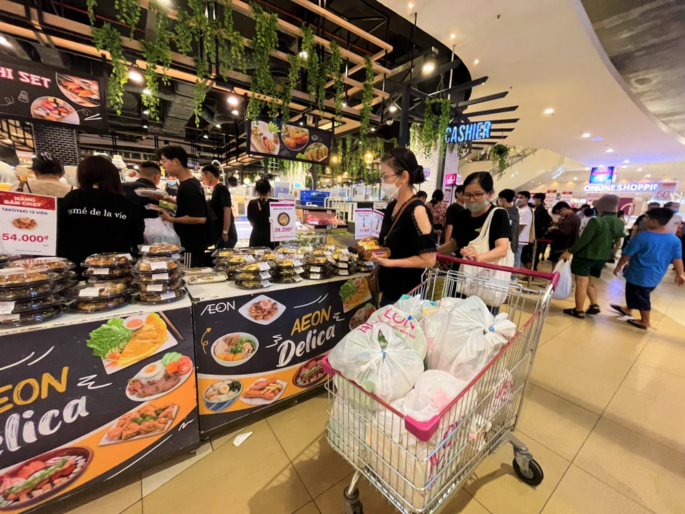Sau khi mua sắm bên trong siêu thị khách hàng chọn mua thêm thực phẩm chế biến sẵn, các loại nước trái cây, sữa...