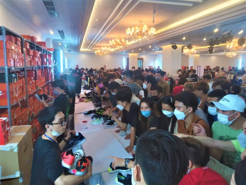 Người tiêu dùng săn hàng hiệu khuyến mãi của doanh nghiệp tổ chức năm 2022. Ảnh: TÚ UYÊN Người tiêu dùng săn hàng hiệu khuyến mãi của doanh nghiệp tổ chức năm 2022. Ảnh: TÚ UYÊN