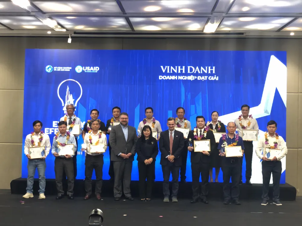 Ban tổ chức cùng 13 doanh nghiệp được trao giải thưởng sử dụng năng lượng tiết kiệm và hiệu quả.