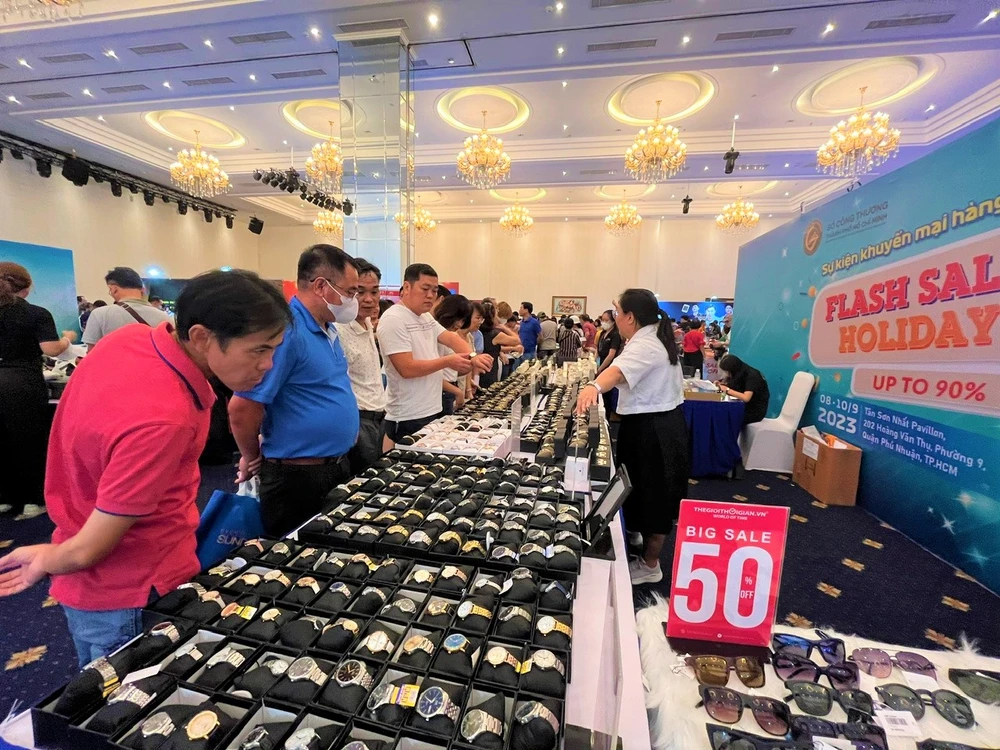 Đồng hồ nam giá gốc dưới 1,5 triệu đồng giảm giá còn 599.000 đồng/chiếc, giá hơn 1,5 triệu đồng giảm giá còn 1.199.000 đồng Đồng hồ nam giá gốc dưới 1,5 triệu đồng giảm giá còn 599.000 đồng/chiếc, giá hơn 1,5 triệu đồng giảm giá còn 1.199.000 đồng