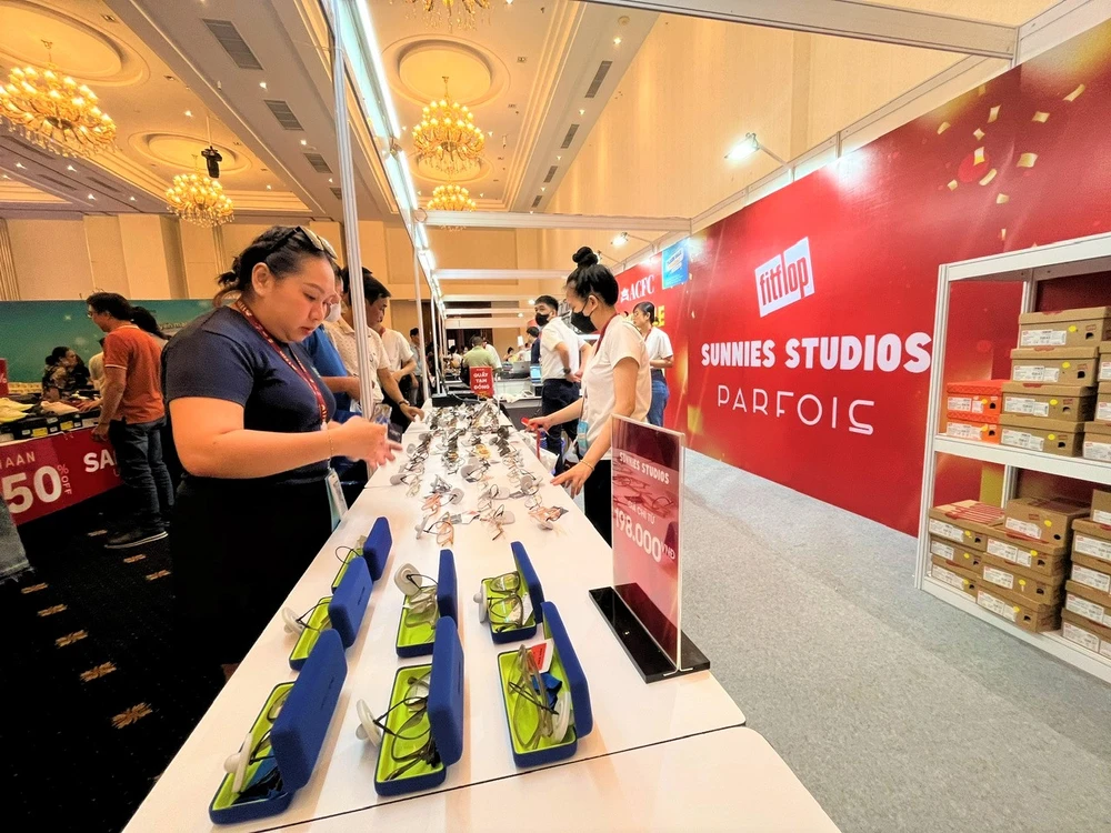 Mắt kính nữ giảm giá 198.000 đồng/cái Mắt kính nữ giảm giá 198.000 đồng/cái