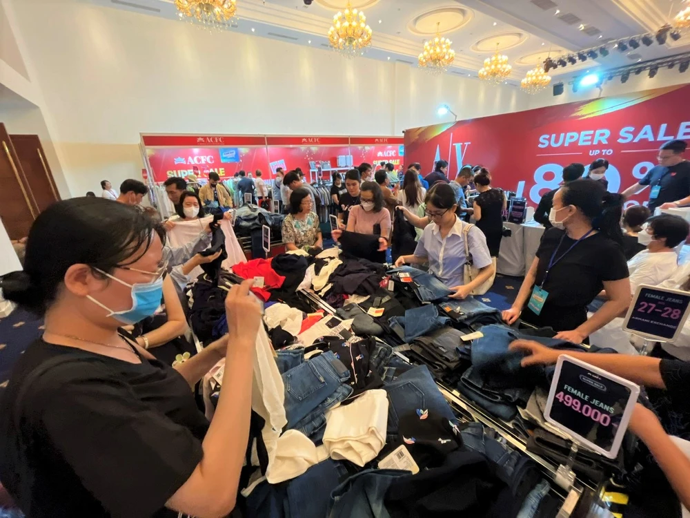 Thời trang jean nữ giảm giá thu hút nhiều khách hàng Thời trang jean nữ giảm giá thu hút nhiều khách hàng
