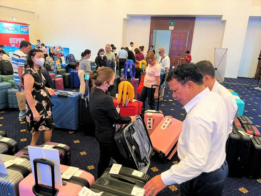 Vali cũng giảm giá 50% nhưng không nhiều khách mua sắm như những ngành hàng khác. Vali cũng giảm giá 50% nhưng không nhiều khách mua sắm như những ngành hàng khác.