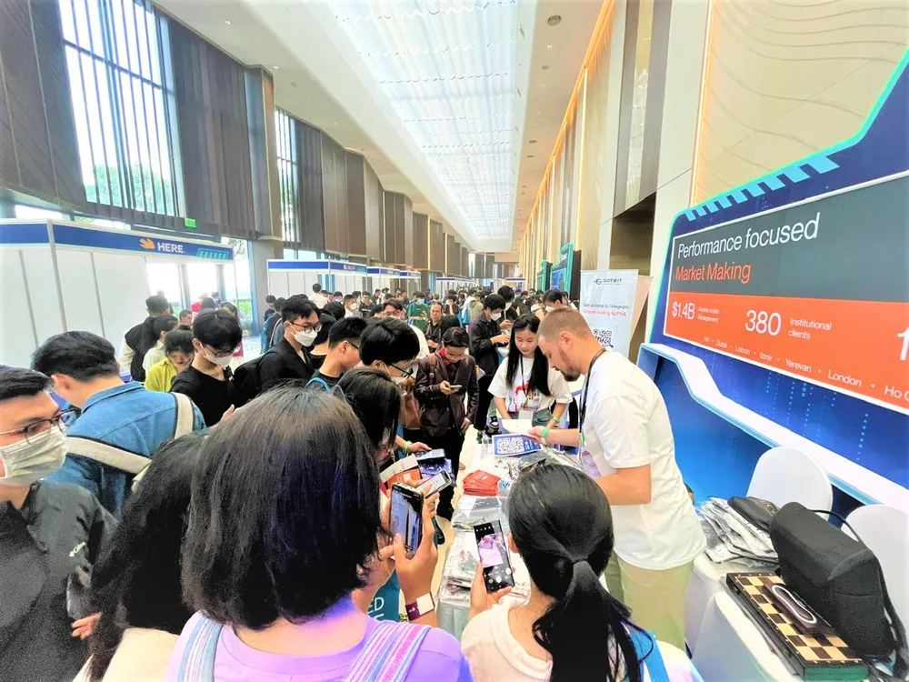 Ngày đầu tiên sự kiện thu hút đông đảo khách tham gia Ngày đầu tiên sự kiện thu hút đông đảo khách tham gia