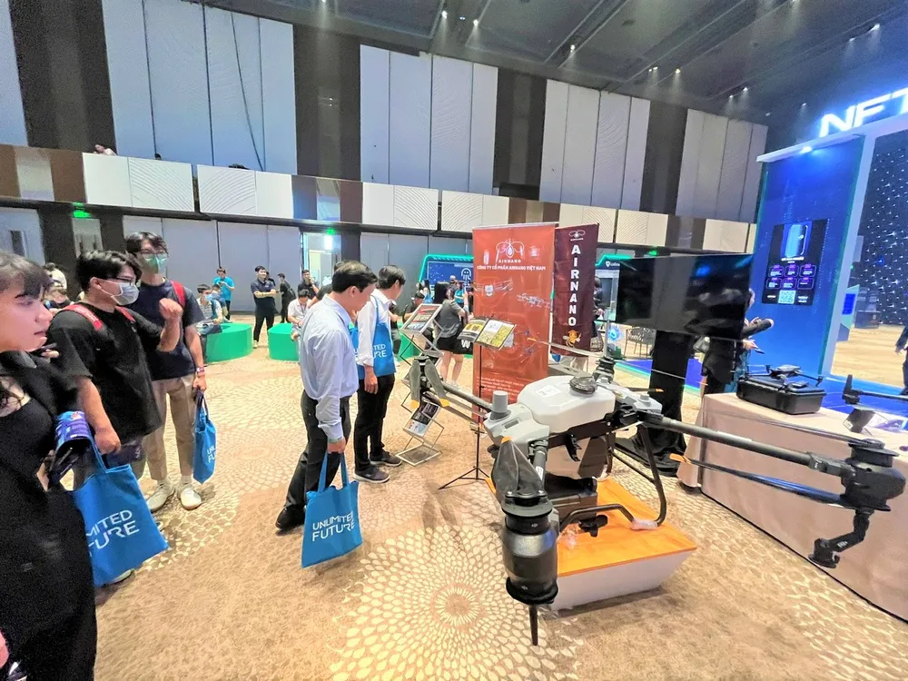 Gian hàng trưng bày máy bay viễn thám không người lái sử dụng trong nông nghiệp thu hút nhiều khách tham quan Gian hàng trưng bày máy bay viễn thám không người lái sử dụng trong nông nghiệp thu hút nhiều khách tham quan