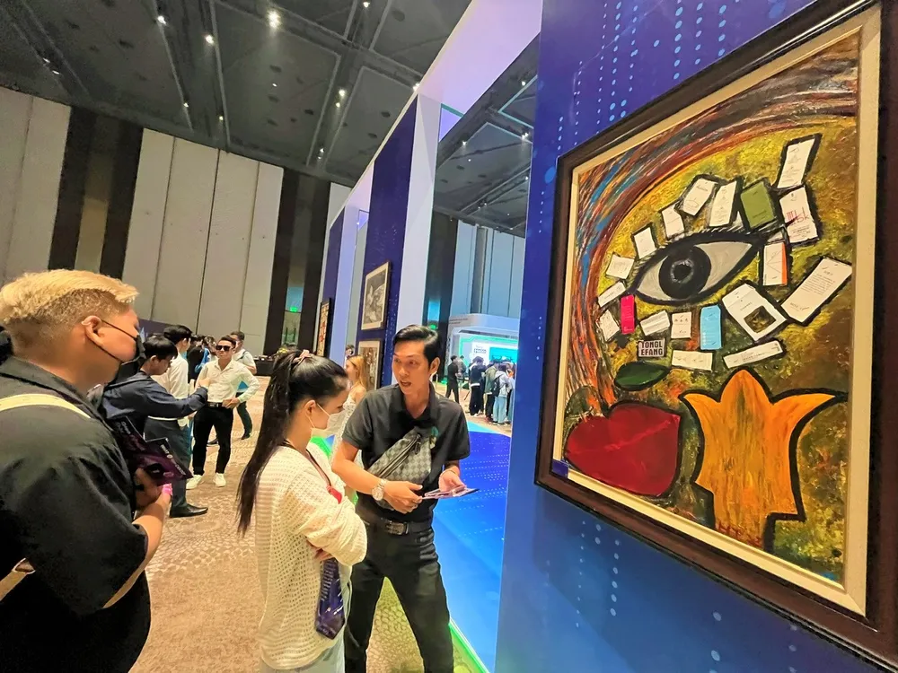 Khách hàng nghe giới thiệu việc sử dụng công nghệ trong truy xuất nguồn gốc khi mua một bức tranh Khách hàng nghe giới thiệu việc sử dụng công nghệ trong truy xuất nguồn gốc khi mua một bức tranh