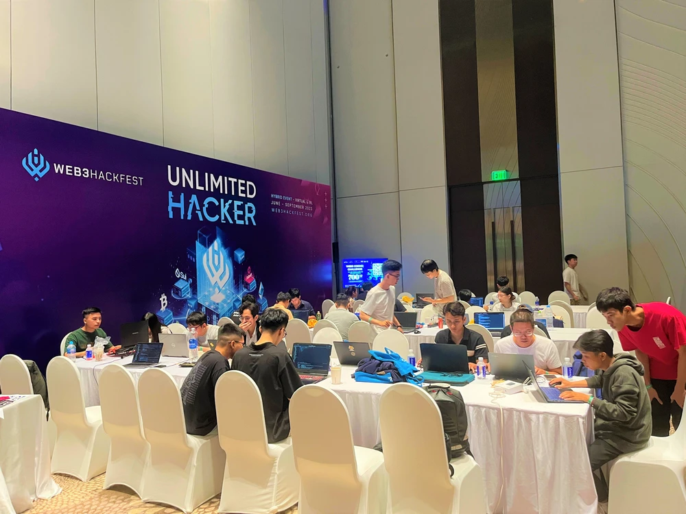 Bên lề hội nghị sinh viên tham gia cuộc thi hackathon&amp; Code Challenge với giải thưởng 2,7 tỉ đồng. Ảnh: TÚ UYÊN