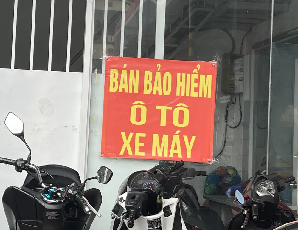 Một số đơn vị giới thiệu có bán bảo hiểm xe máy, xe ô tô. Ảnh: TÚ UYÊN Một số đơn vị giới thiệu có bán bảo hiểm xe máy, xe ô tô. Ảnh: TÚ UYÊN