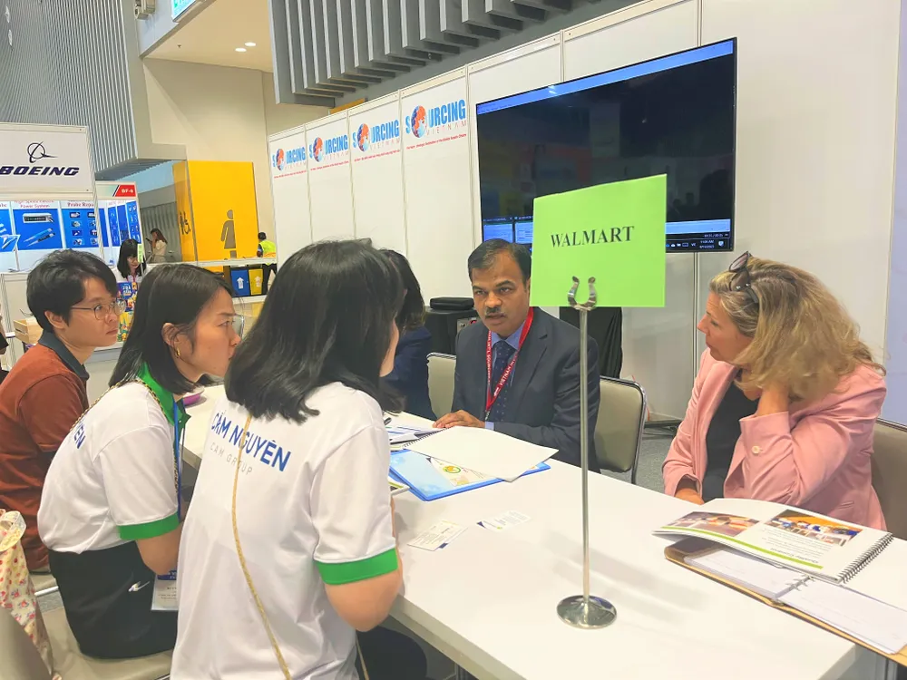 Doanh nghiệp Việt Nam đang trao đổi cùng lãnh đạo cấp cao Tập đoàn Walmart tại khu vực kết nối của sự kiện. Ảnh: TÚ UYÊN