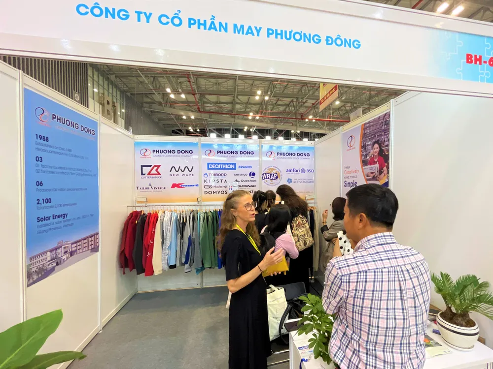 Doanh nghiệp may mặc Việt Nam được khách hàng quan tâm trao đổi thông tin tại sự kiện. Ảnh: TÚ UYÊN