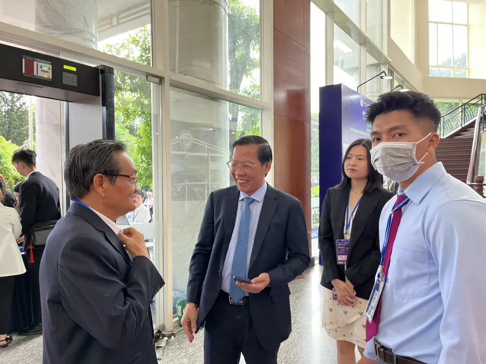 Chủ tịch UBND TP.HCM Phan Văn Mãi trao đổi cùng chuyên gia đến tham dự diễn đàn Chu-tich-Phan-Van-Ma-.jpg