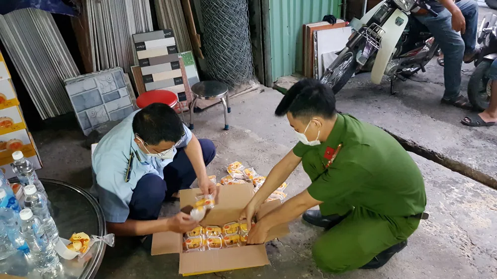 Lực lượng QLTT tạm giữ toàn bộ lượng bánh trung thu để xử lý theo quy định. ẢNH: Cục QLTT TP.HCM banh-trung-thu-trung-chay.jpg