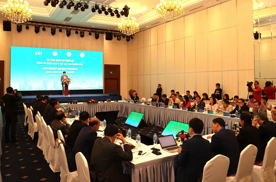 Các đại biểu chia sẻ thông tin tại hội thảo thanh-pho-thong-minh.jpg