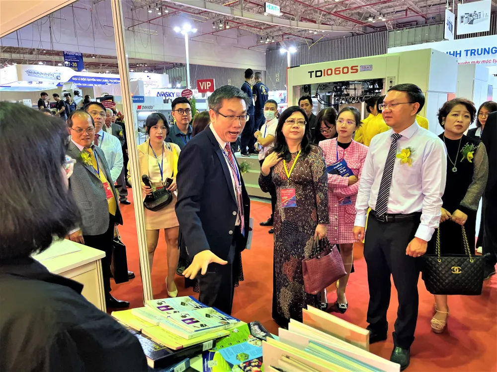 Triển lãm cơ hội để DN tiếp cận những xu hướng công nghệ mới cũng như tìm kiếm cơ hội hợp tác. hoi-in.jpg
