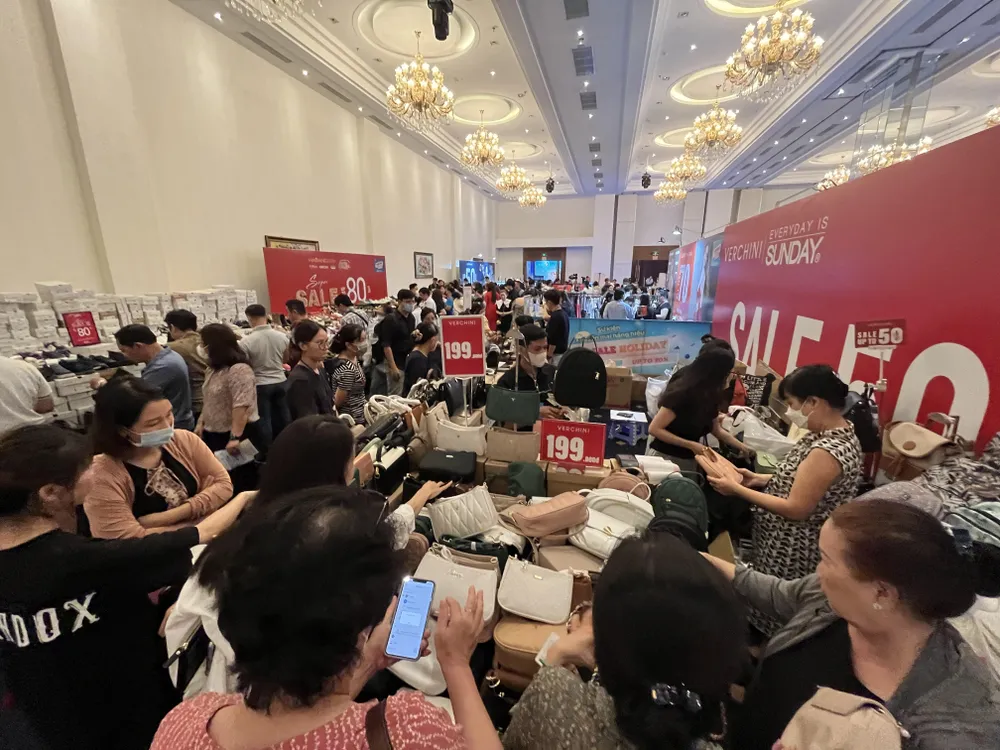 Người tiêu dùng mua sắm tại sự kiện do Sở Công Thương TP.HCM tổ chức. ẢNH: TÚ UYÊN kich-cau.jpg