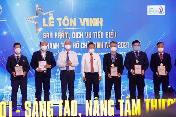 Lễ tôn vinh sản phẩm dịch vụ tiêu biểu TP.HCM năm 2021. Ảnh: M.TRANG le-ton-vinh-2021.jpg