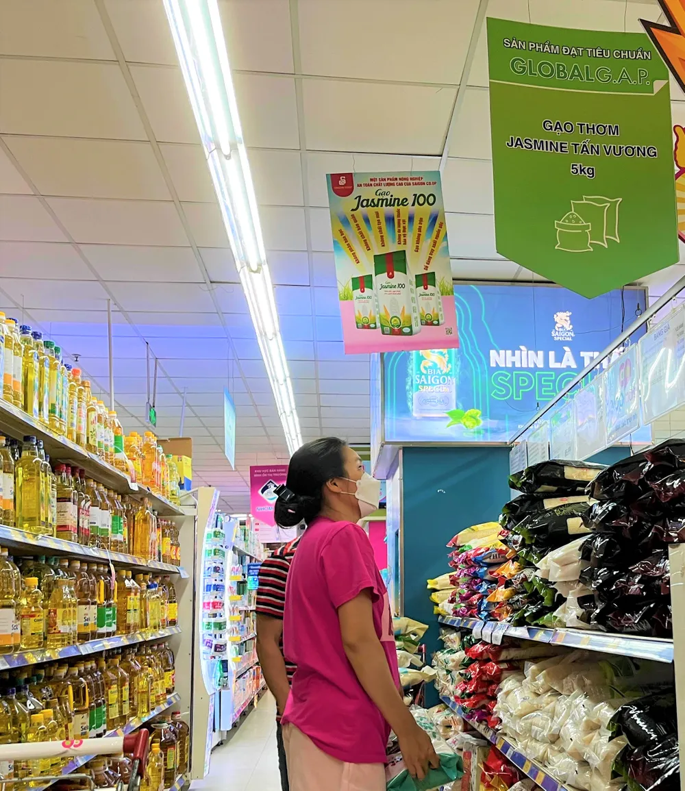 Người tiêu dùng mua gạo bình ổn ở siêu thị. Ảnh: TÚ UYÊN sieu-thi-gao.jpg