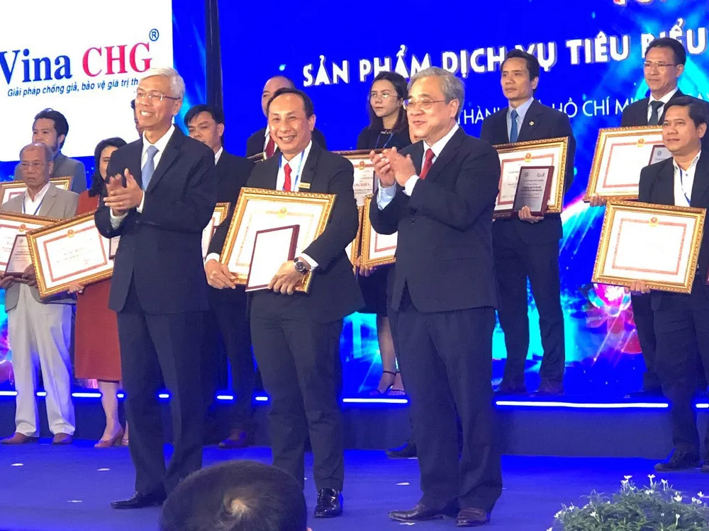 Ông Võ Văn Hoan và chủ tịch Hiệp hội doanh nghiệp TP.HCM tại lễ vinh danh sản phẩm dịch vụ tiêu biểu TP.HCM năm 2023. tieu-bieu -2023.jpg