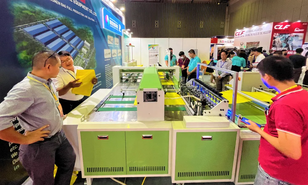 Khách tham quan triển lãm khám phá các giải pháp tiên tiến trong ngành Nhựa. ẢNH: TÚ UYÊN may-moc-nganh-nhua.jpg