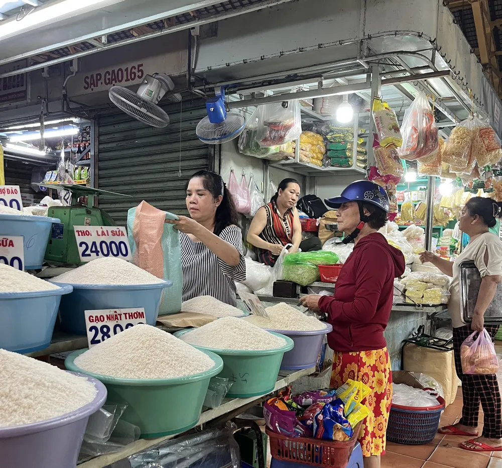 Hiện giá gạo có biến động nhẹ so với tháng trước. ẢNH: TÚ UYÊN mua-gao-gia-cao.jpg