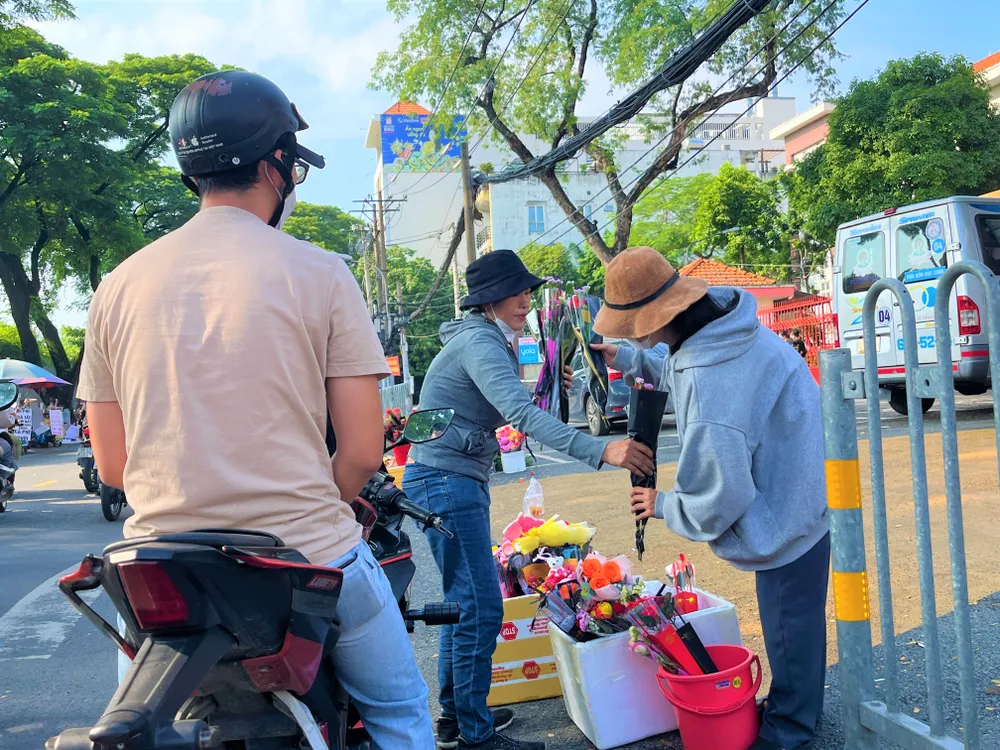 Một khách hàng tranh thủ trên đường đi làm mua hơn 10 cành hoa tặng đồng nghiệp hoa-tang.jpg