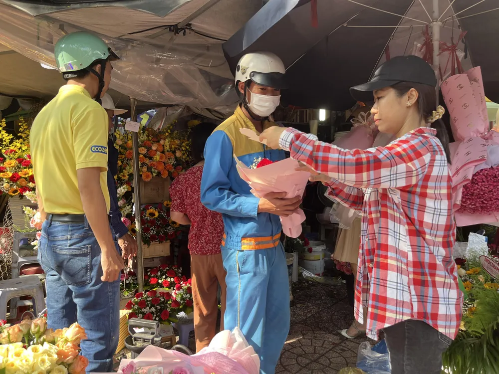Chủ cửa hàng gắn lời chúc mừng bó hoa cho khách mua-hoa.jpg