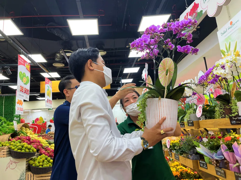Một số khách hàng nam chọn hoa tại siêu thị mua-hoa-seu-thi.jpg