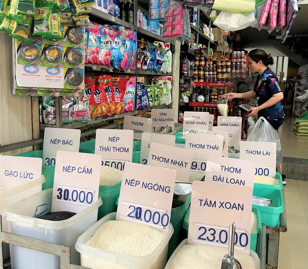 Gạo là mặt hàng xuất khẩu mang lại giá trị cao cho Việt Nam. ẢNH: TÚ UYÊN tieu-thu-trong-nuoc-on-dinh.jpg