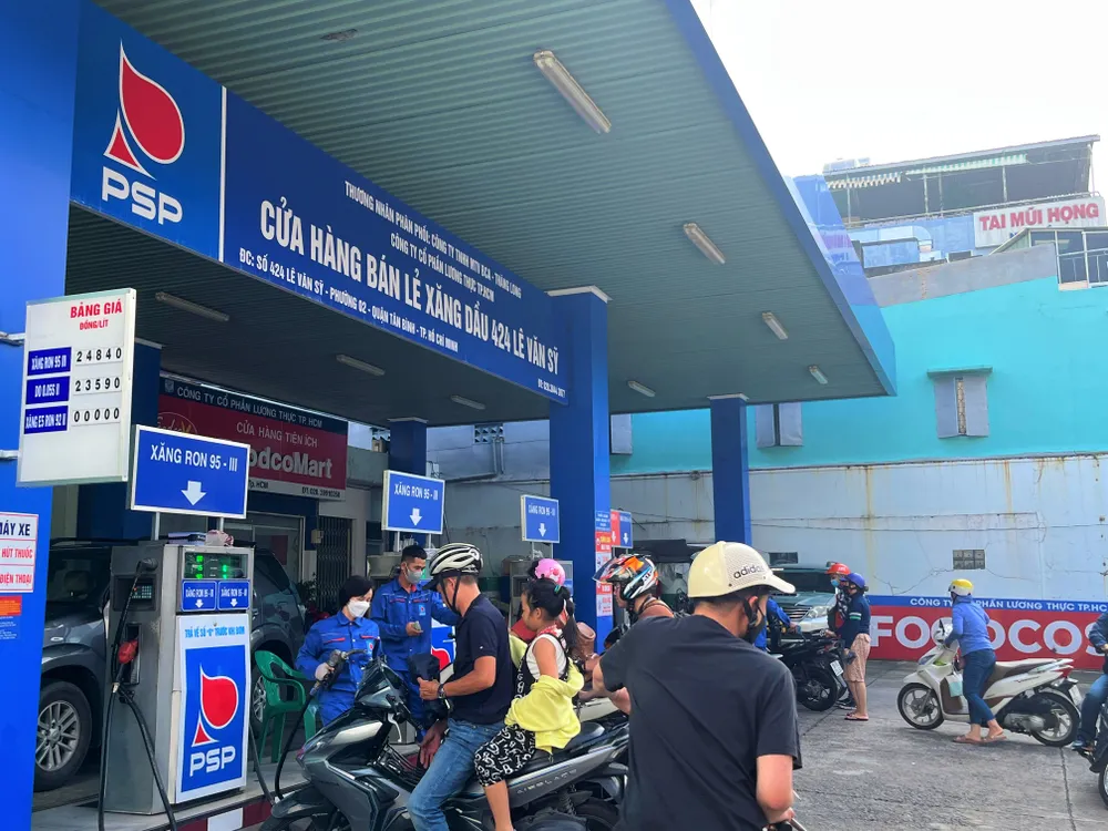 Thuế bảo vệ môi trường một trong những yếu tố cấu thành giá bán lẻ xăng dầu trong nước. ẢNH: TÚ UYÊN VCCI đồng tình đề xuất giảm 50% thuế bảo vệ môi trường xăng dầu năm 2024