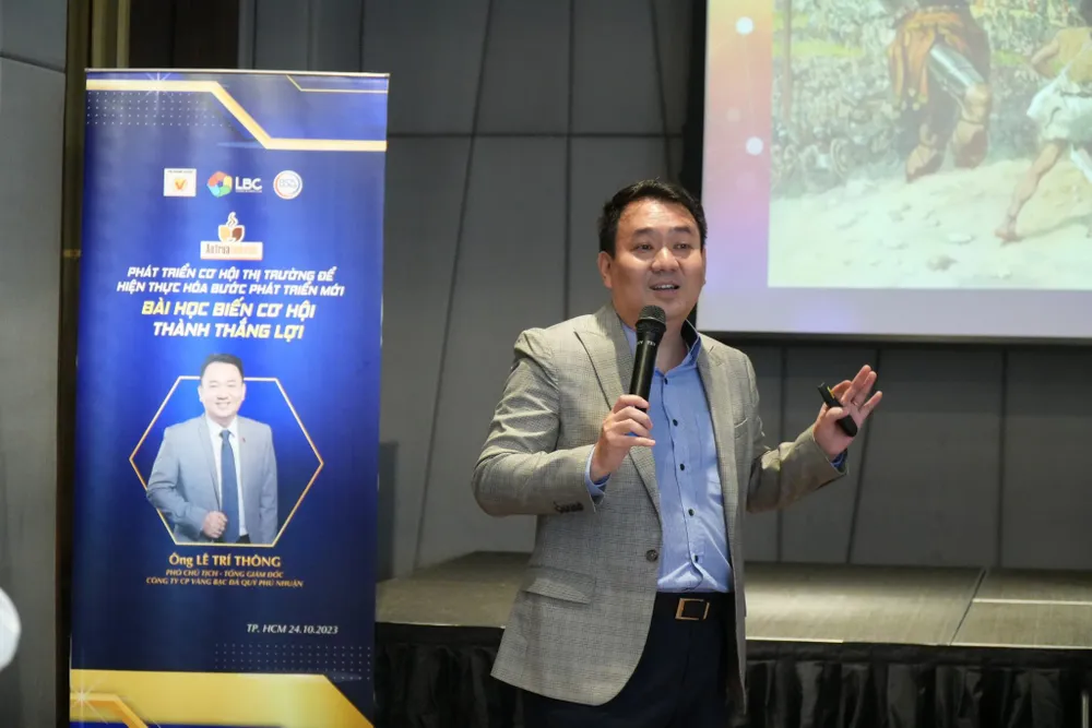 Ông Lê Trí Thông, Phó Chủ tịch Hội doanh nghiệp hàng Việt Nam chất lượng cao chia sẻ thông tin. ẢNH: TÚ UYÊN ong-le-Tri-Thong.JPG