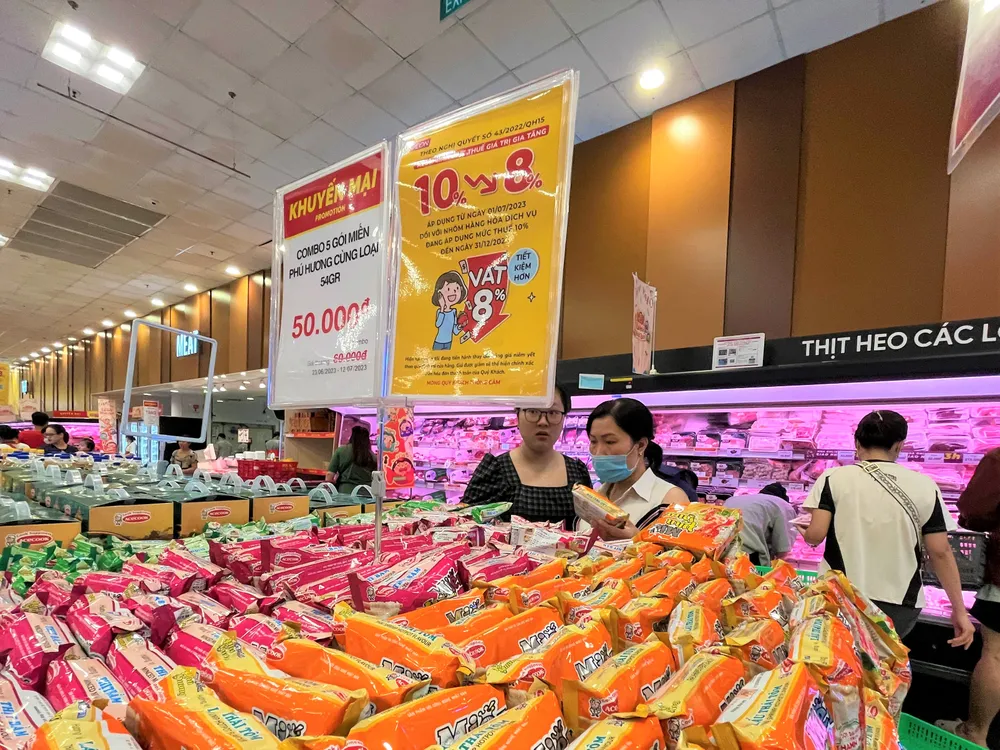 Siêu thị thông báo nhóm hàng hóa được áp dụng VAT 8% sẽ kéo dài đến 31-12. ẢNH: TÚ UYÊN giam-VAT.jpg