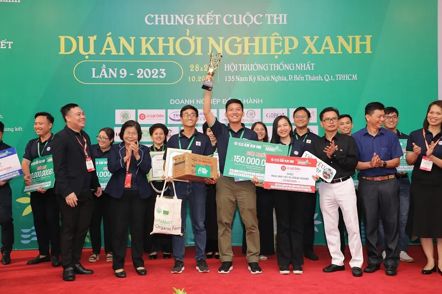 Ban tổ chức trao giải nhất cho dự án đạt giải nhất. chung-ket.jpg
