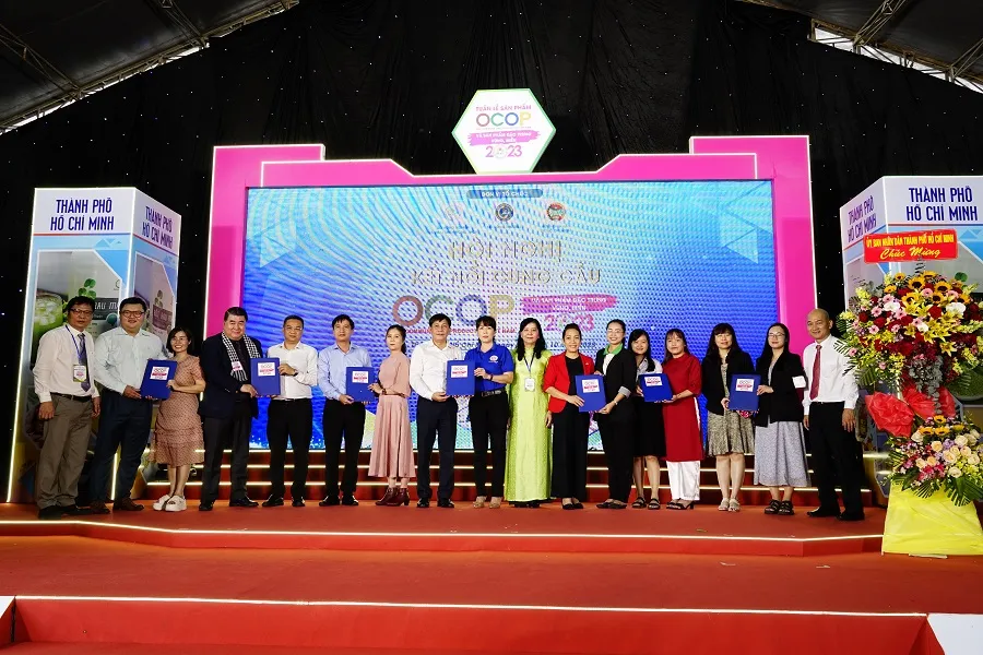 Tại hội nghị kết nối cung cầu các nhà phân phối và nhà cung cấp địa phương có dịp trao đổi về quy trình tiêu chuẩn bán hàng vào các đơn vị. Ảnh: T.U ket-noi-cung-cau.jpg