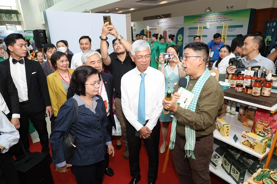 Phó Chủ tịch UBND TP.HCM Võ Văn Hoan tham quan các gian hàng tại triển lãm xanh. Ảnh: TÚ UYÊN TP.HCM khai mạc diễn đàn Mekong Connect 2023
