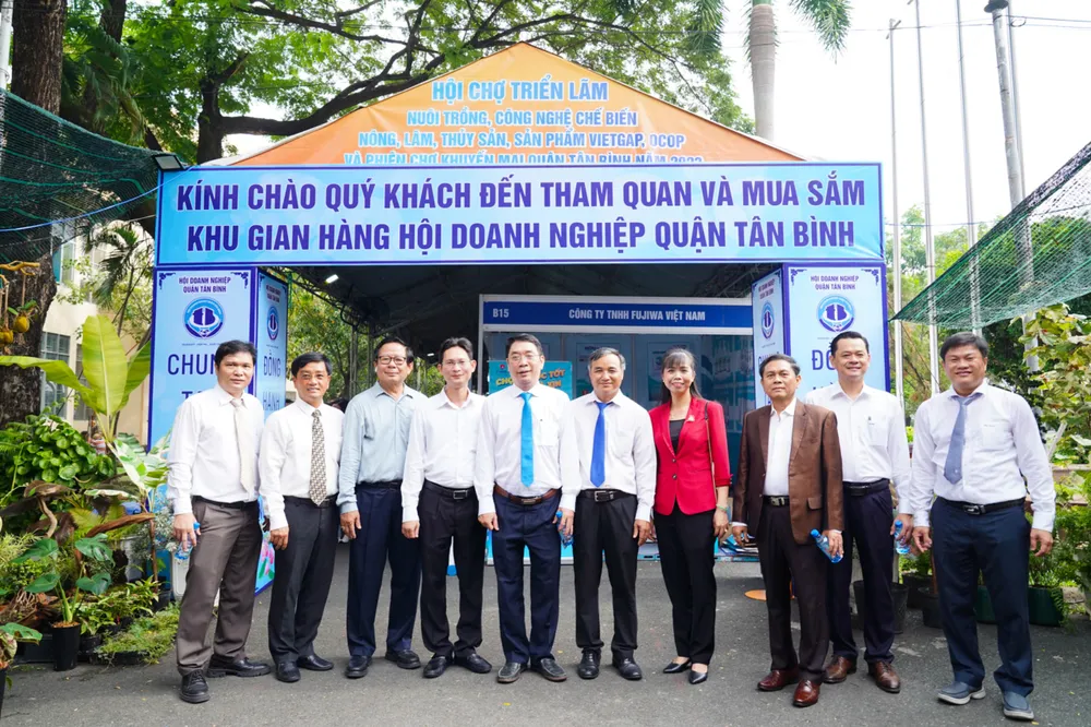 Phó Chủ tịch UBND quận Tân Bình tham quan gian hàng của các doanh nghiệp. ẢNH: TÚ UYÊN san-pham-dac-trung.jpg
