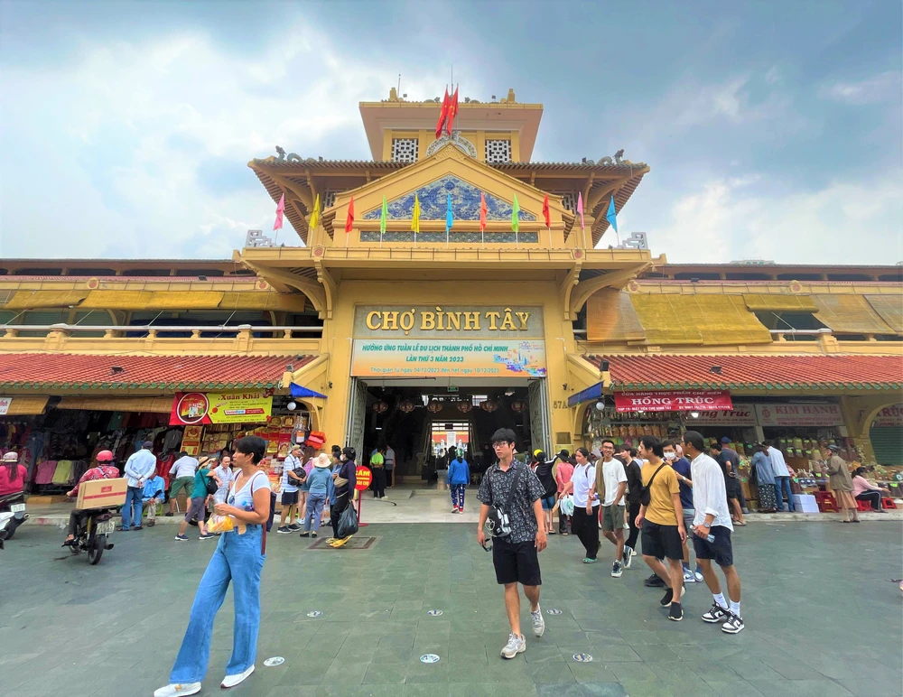 Chợ truyền thống có giá trị lịch sử văn hóa nâng cấp kết hợp phát triển du lịch. ẢNH: TÚ UYÊN cho-truyen-thong-binh-tay-9011.jpg