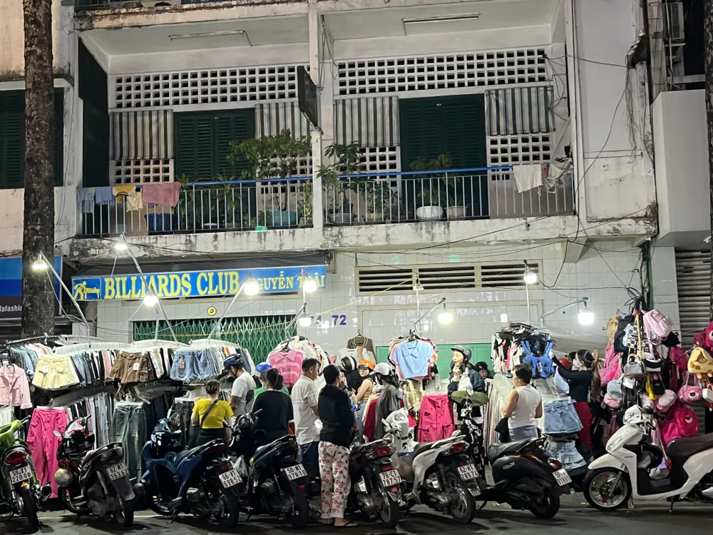 Trong khi đó một điểm bán khác trên đường Nguyễn Trãi thu hút nhiều khách mua sắm hơn.