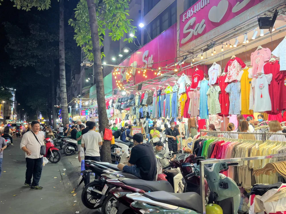 Một cửa hàng thời trang quận 5 đang có nhiều khách hàng đến mua sắm.