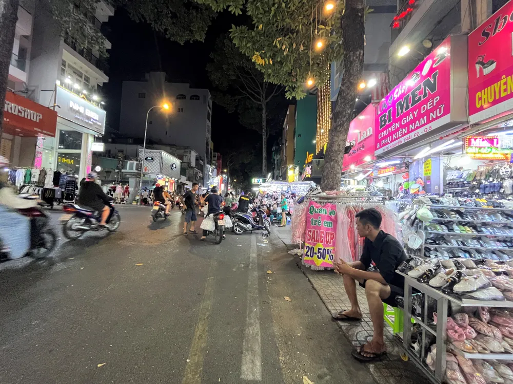 Cửa hàng thời trang trẻ em quận 5 giảm giá mạnh chờ khách mua sắm.