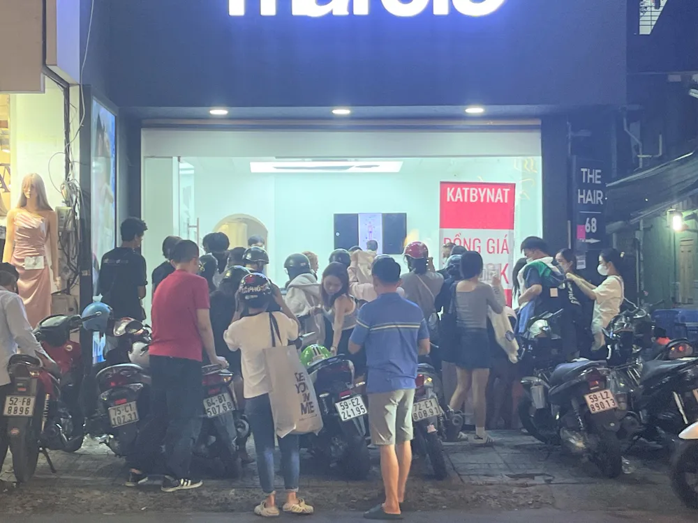 Điểm bán vỉa hè thời trang nam quận Phú Nhuận xả hàng đồng giá thu hút nhiều người mua.