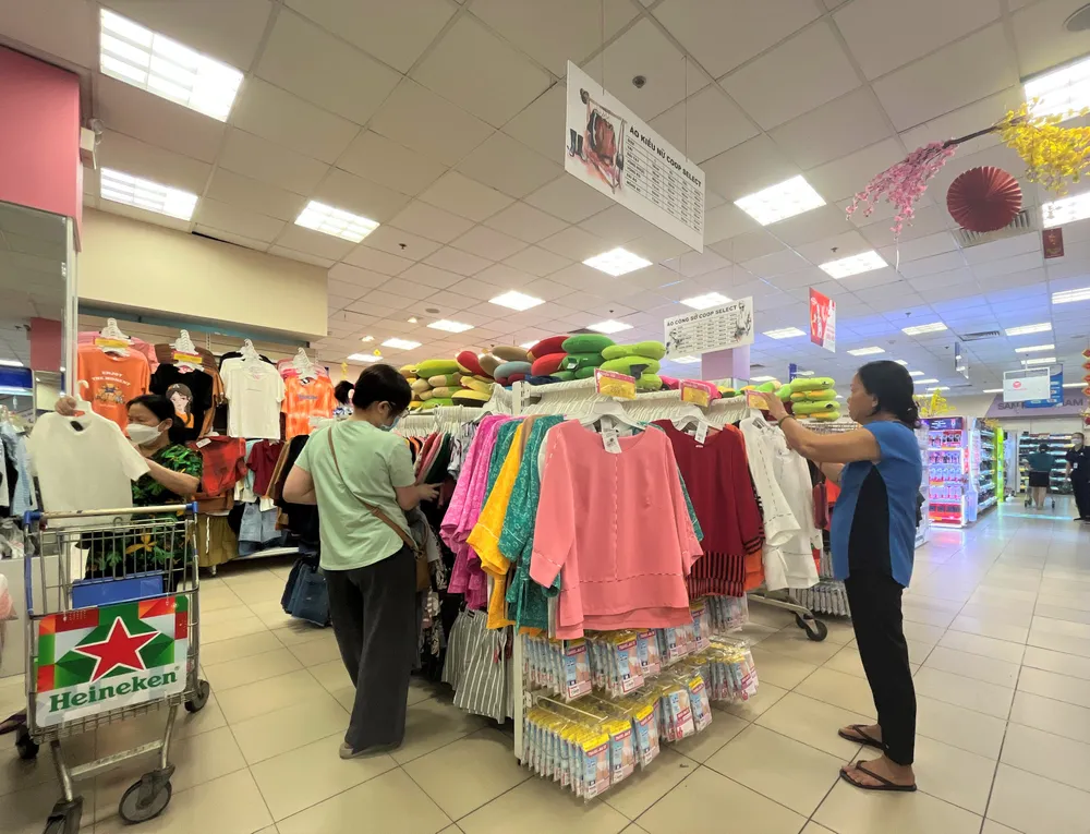 mua-sam-quan-ao-tet.jpg