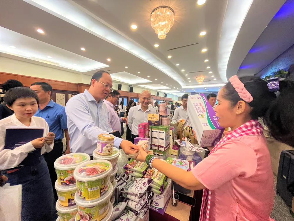 Phó Bí thư thường trực thành ủy TP.HCM Nguyễn Hồ Hải ủng hộ hàng Việt tại khu vực trưng bày của hội nghị. ẢNH: TÚ UYÊN chuoi-cung-ung-hang-Viet .jpg
