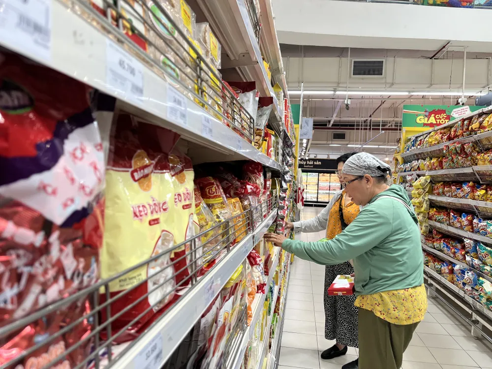 Người tiêu dùng Việt phải vật lộn với giá cả hàng hóa tăng cao ảnh 1 Người tiêu dùng vật lộn khi giá hàng hóa tăng cao từ đầu năm ngoái tới nay. Ảnh: TÚ UYÊN